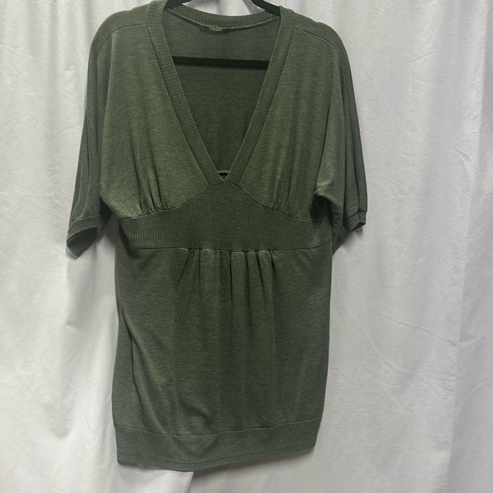 2X gray short sleeved knit top that is long length and deep V neckline